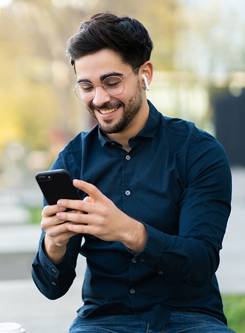 Equipe corporativa usando smartphones gerenciados pela solução Alow MDM